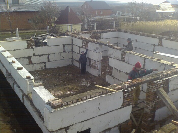 Папа демонстрирует высоту подвального этажа, для отправки фотки родственнмкам.