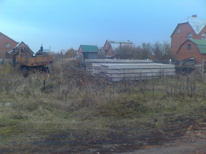 Плиты с разбора и экскаватор, который завяз в моей глине на неделю и ломался раза 3 в процессе. Стоил он 10000 за готовый котлован.