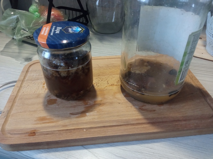 Излишки из правой банки можно вернуть в "аквариум" закваске. Она будет рада.