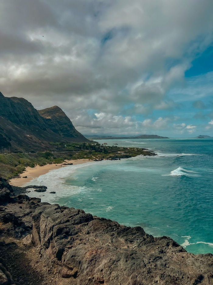 Можно примерно оценить высоту волн и понять, почему на пляже нет купальщиков :)
