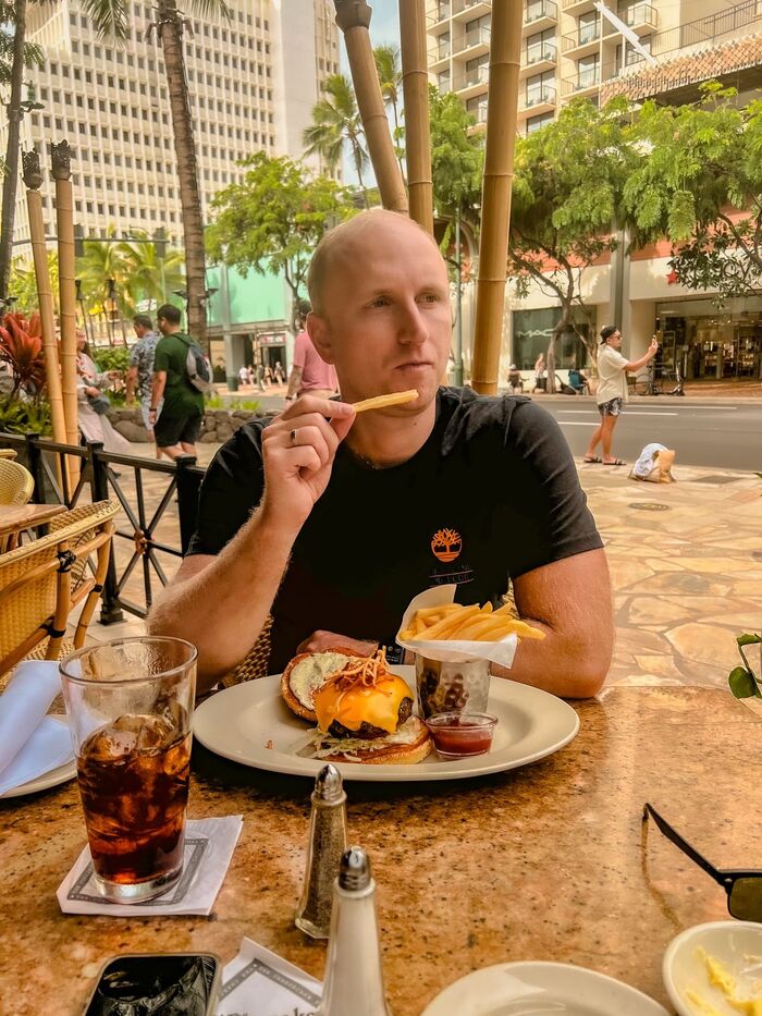 Плотно подсел на бургеры, на третий день уже не мог на них даже смотреть