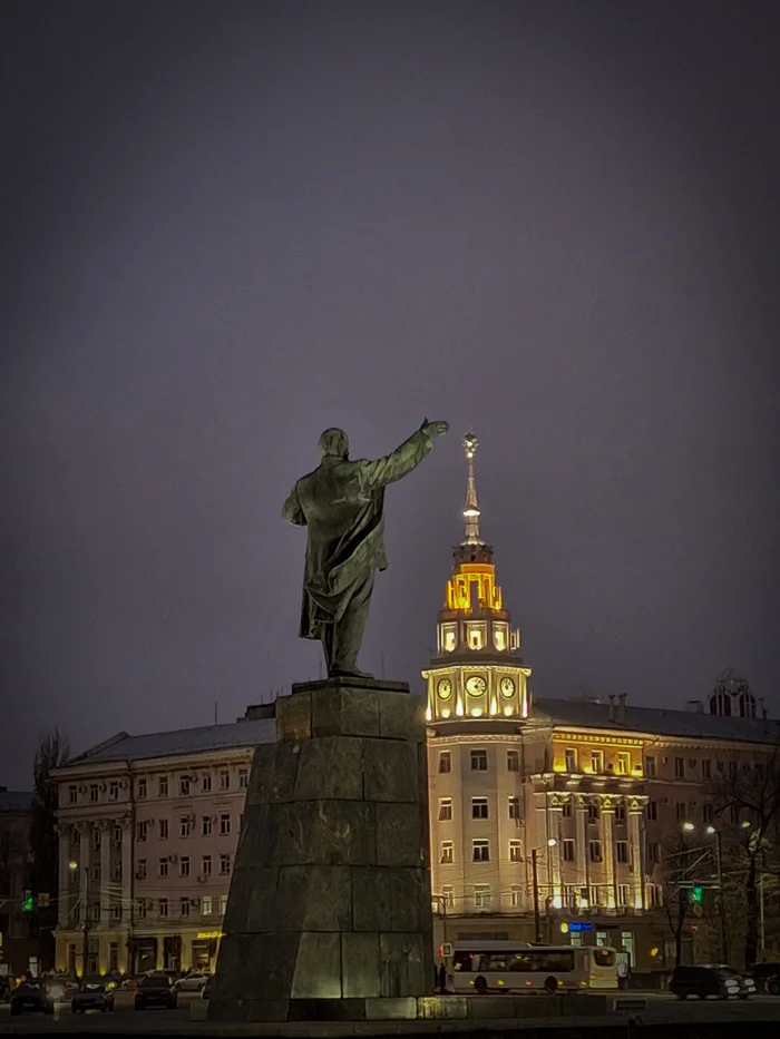 Where is Lenin pointing? - My, Voronezh, Lenin, Lenin Square, Mobile photography, Photo processing, Autumn, City center