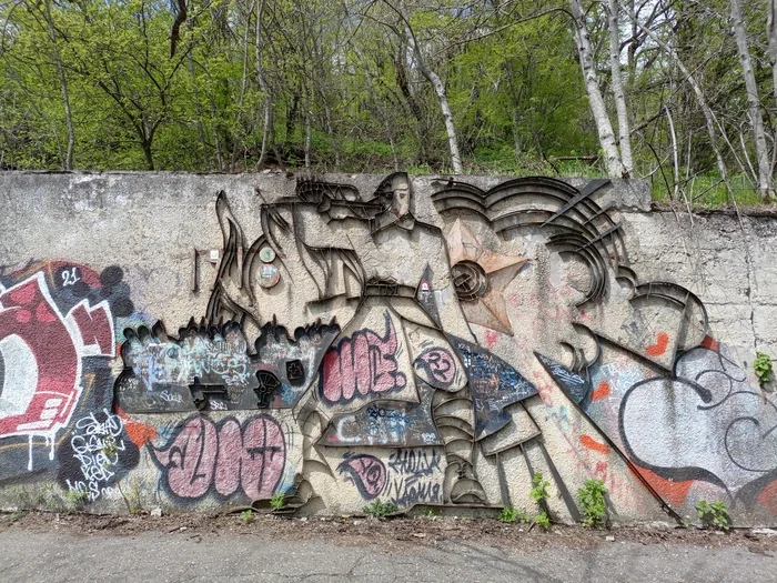 Red Army soldier - My, Pyatigorsk, Along the way, Mashuk, Red Army soldiers, Bas-relief, Graffiti, Street art, Mobile photography, The photo