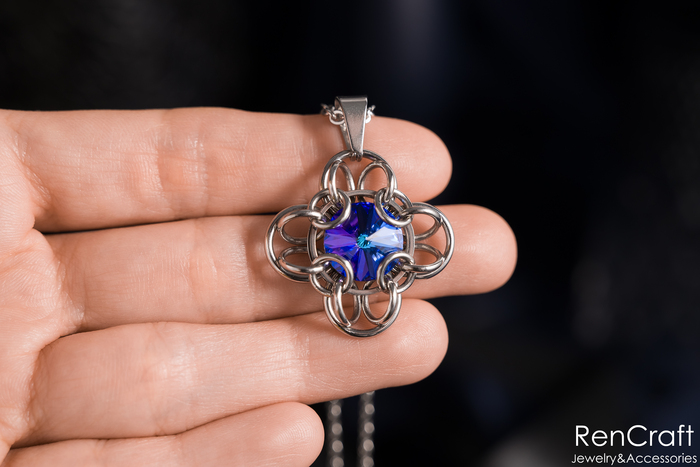 Сделан из медицинской нержавеющей стали и австрийских кристаллов