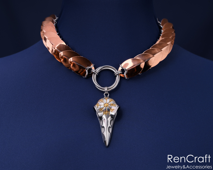 В чокере используются кольца из медицинской нержавеющей стали и чешуя из анодированного алюминия. Оба этих металла гипоаллергенны, не вызывают раздражения на коже, не боятся воды и не темнеют со временем.