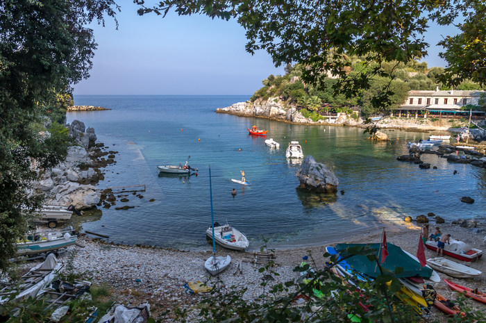 Здесь тоже виден этот "пирс". Вправо от него, поперек бухты, был другой помост - с него танцовщицы потом прыгали в воду