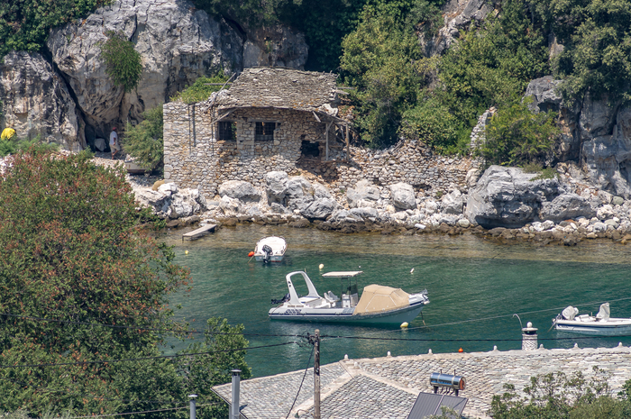 Светлая полоса в воде - притопленный "пирс", на которм стоял помост, по которому бежали танцующие женщины в том музыкальном эпизоде
