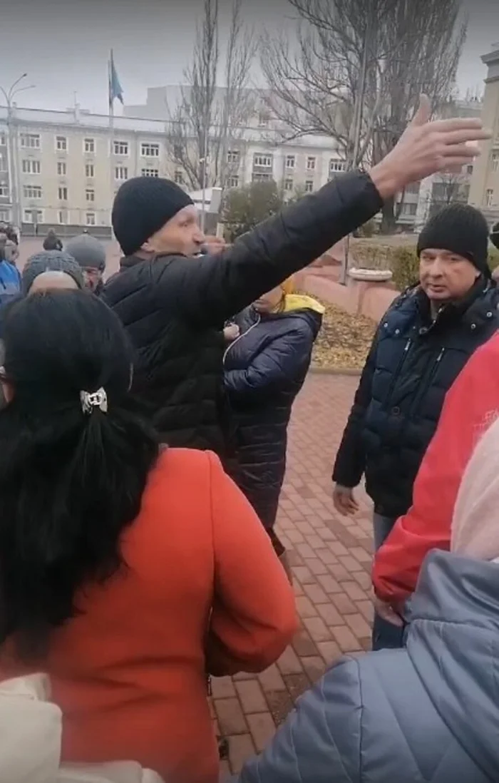 В Курске на Красной площади прошел несанкционированный митинг переселенцев из Суджи и Глушково - Политика, Беженцы, Несанкционированный митинг, Курская область, Видео, Вертикальное видео, Длиннопост, Мат