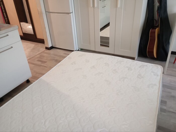 Хозяйка квартиры заказала новый матрас. С наматрасником. В подарок шла подушка!