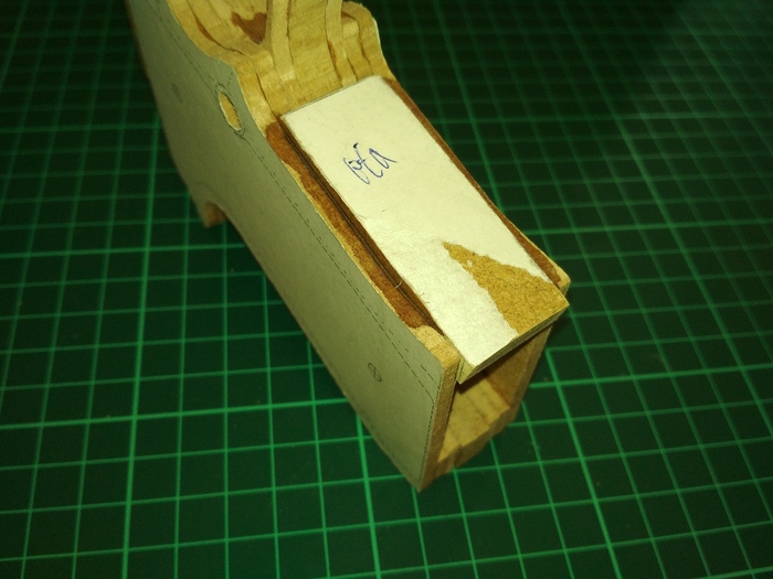 Поперечная передняя стенка рукоятки. Если вырезать по слоям, то она вечно расслаивается.