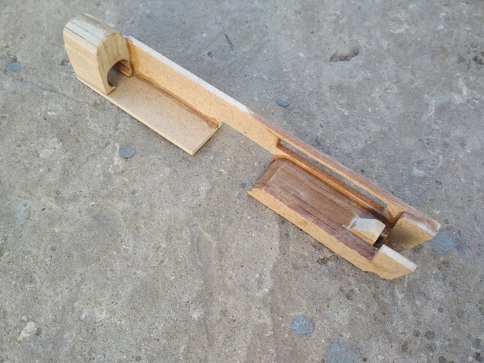 Вот как выглядит изнутри затвор. Состоит из передней части, заднего вкладыша и боковушек.