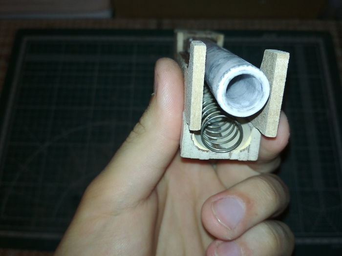 Пружина нашла себе местечко под стволом. Самое подходящее положение, где достаточно пространства для длинной пружины.