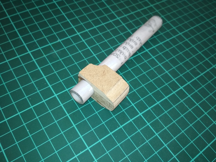 Ствол, скрученный из бумаги внутри передней части затвора.