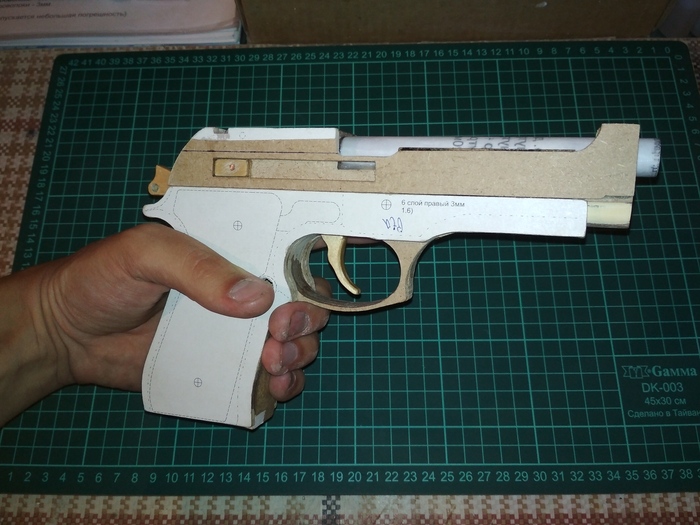 Ну и направляющие детали тоже следует подогнать под вырезы. Сначала примерка, потом сборка!