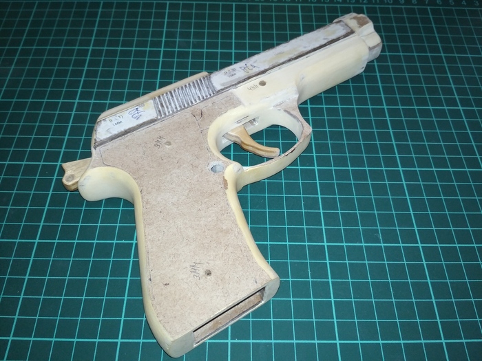 Даже плоскости лучше отшлифовать мелкозернистой наждачки. Даже у МДФ имеется текстура, которая видна после покраски, если забить на обработку.