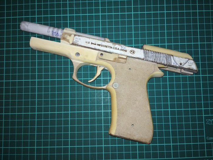 Кнопка фиксации магазина из бумаги на месте, как и затворная задержка из фанеры. Из фанеры делаю разную мелочёвку, в том числе мушку с целиком, спуск, курок. Фанера прочнее МДФ.