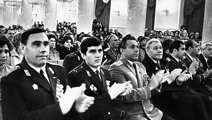 Традиционный концерт ко дню милиции всегда транслировало ЦТ и он всегда был долгожданным событием: на нем выступали лучшие артисты Союза. Эта традиция сохранилась, вот только с артистами - беда...