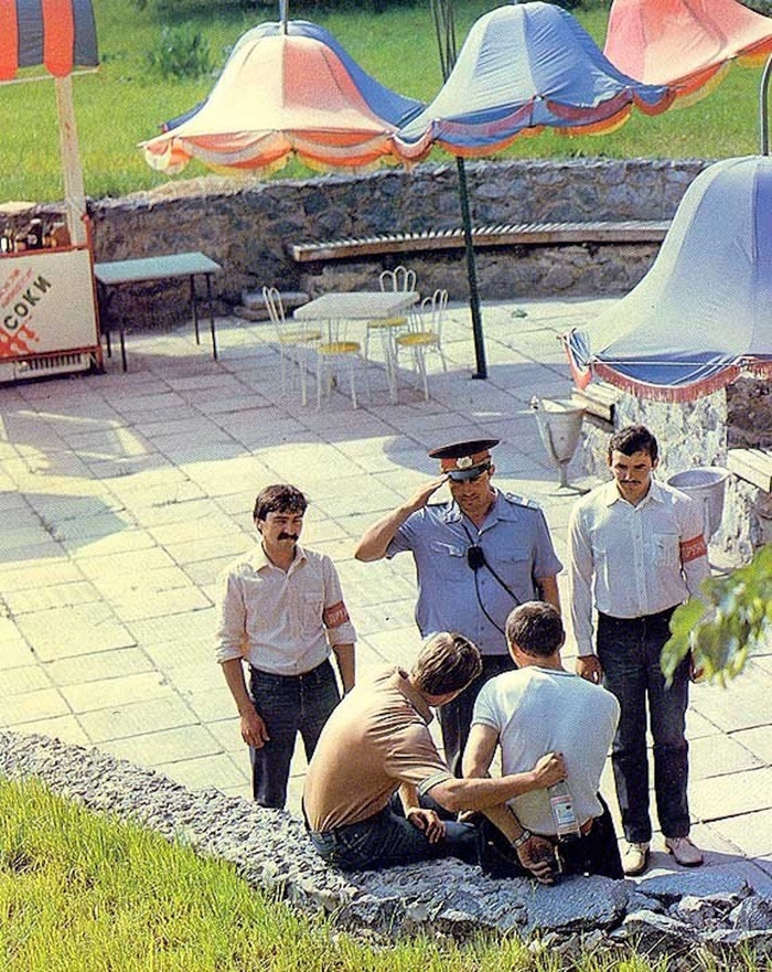 - Молодые люди, распиваем...