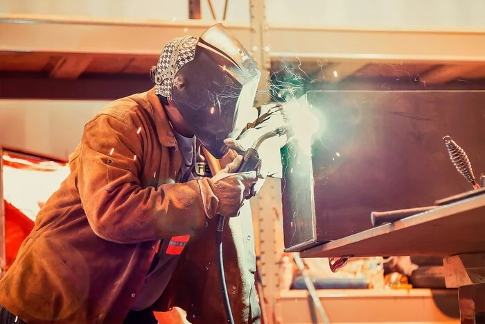 Welders entered the Top 10 highest-paid professions in November: their income increased by 72% over the year - My, Work, Welder, Salary, Vacancies, Factory, Finance, Income, Work searches, Text