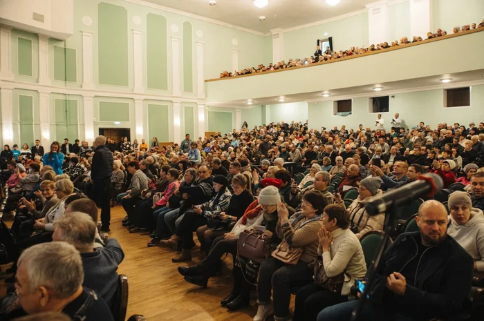 Продолжение поста «В Курске на Красной площади прошел несанкционированный митинг переселенцев из Суджи и Глушково» - Политика, Беженцы, Несанкционированный митинг, Курская область, Видео, Вертикальное видео, Длиннопост, Мат, Ответ на пост, Губернатор, Глава района