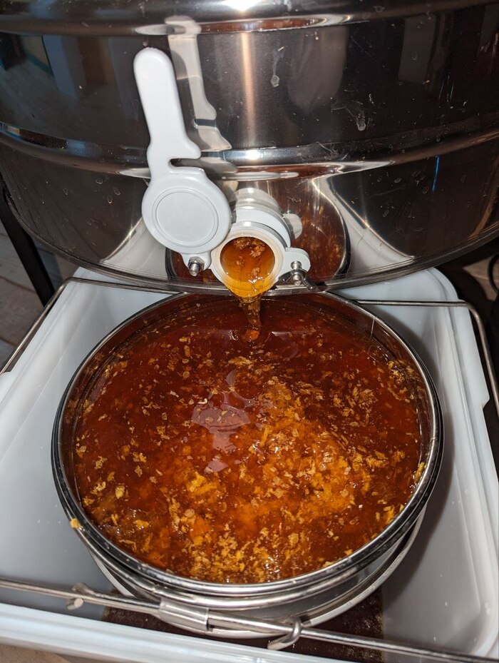 Мёд после медогонки фильтруется через двойной фильтр из нержавейки