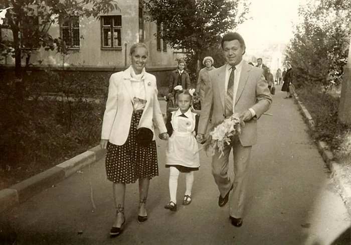 Iosif Kobzon takes his daughter to school, 1980s - Joseph Kobzon, Daughter, School, Paternity, Parents, Father, the USSR, Parents and children, Childhood in the USSR, Made in USSR, Childhood memories, Childhood, Telegram (link)