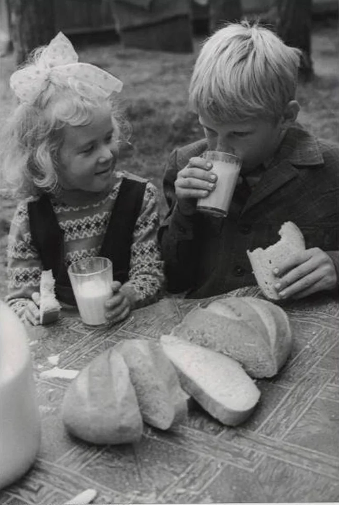 Fresh bread and milk. What could be tastier? - Children, Childhood, Childhood in the USSR, Childhood memories, Growing up, the USSR, Bread, Milk, Memories, Memory, Made in USSR, Telegram (link)