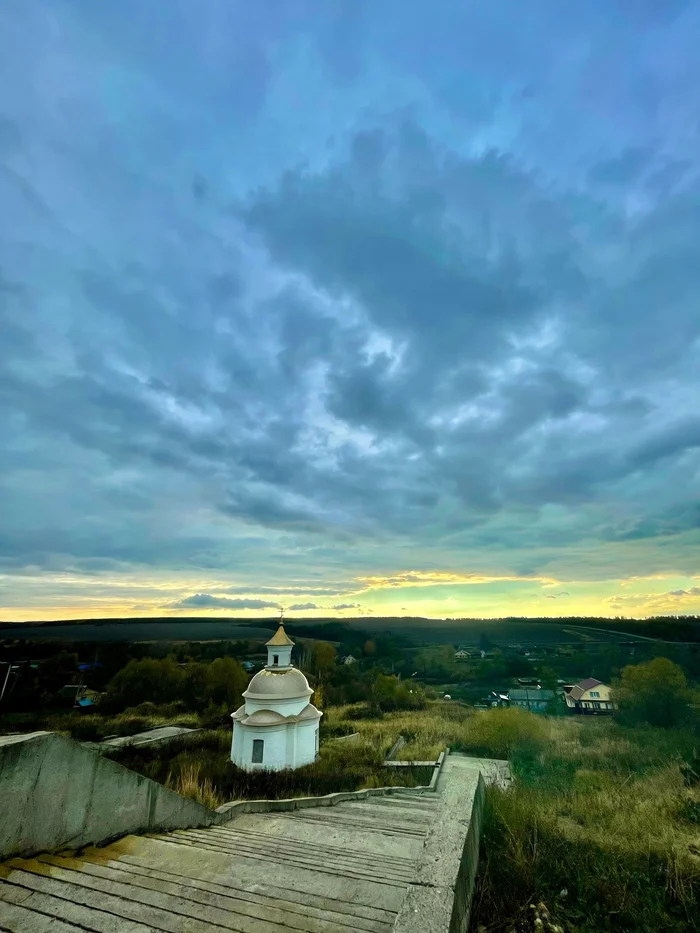 A holy spring on a hillside near the village of Bolshaya Valyaevka (a few minutes' drive from Penza) - My, Provinces, Russia, Holy spring, Sky, Penza, The photo, Mobile photography, Evening, Sunrises and sunsets