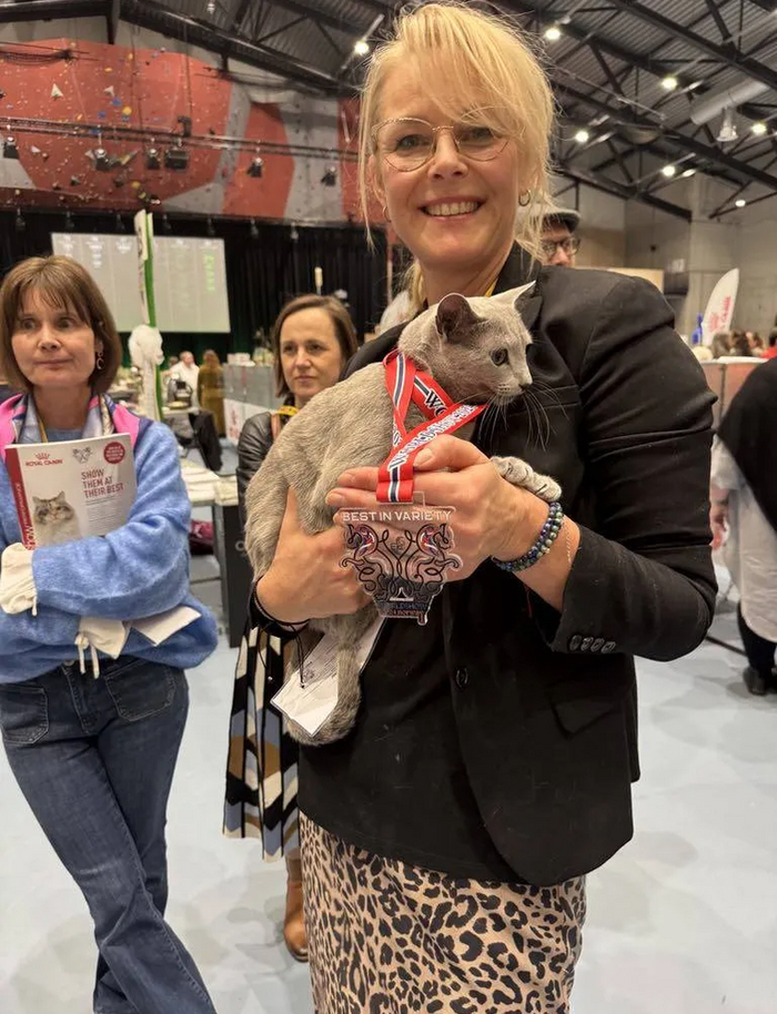 Джоанна Ковальчик с Бакарди на выставке