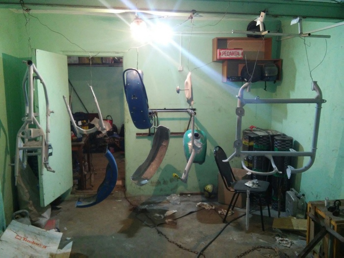 Поверхности матуем, потом грунтуем. Этап подготовки занял около 1 месяца, т.к. не было никакого инструмента и все работы производились вручную.