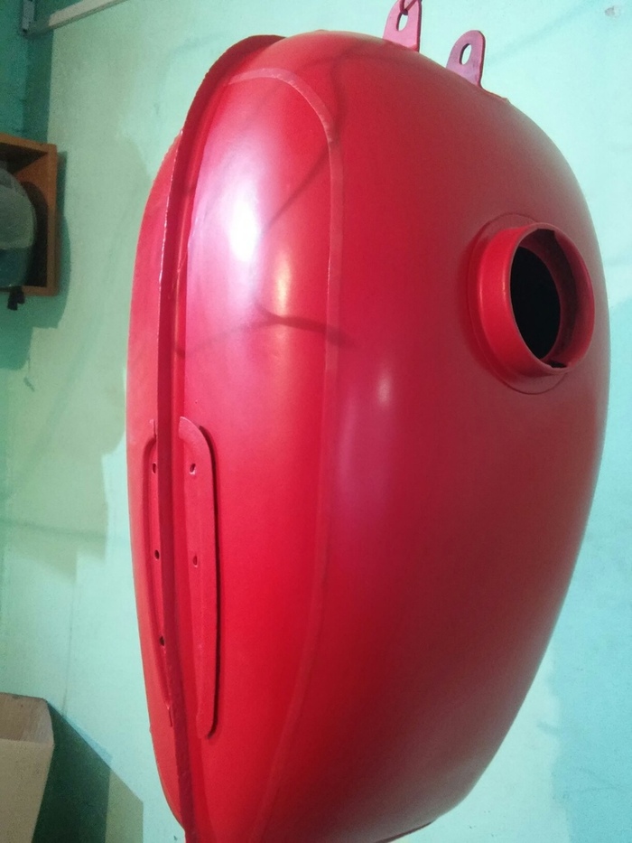 Красим первый слой. Оклеиваем контурным скотчем для подобия цировок. Шаблон для цировок готовим заранее. Бак внутри вымазываем эпоксидкой, все резьбы и переплюйки заклеиваем пластилином.