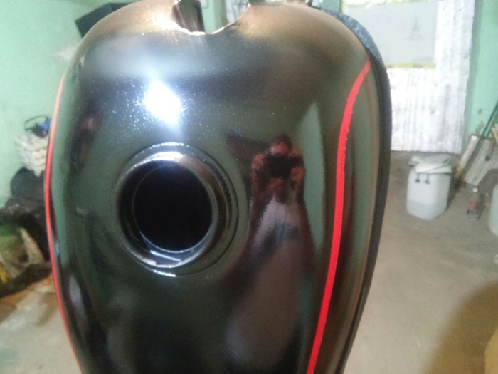 Что бы перекрыть красный понадобились очень много черного. Тут допущена ошибка, перед нанесением лака забыл снять контурный скотч. и получилась видимая и ощущаемая ступенька