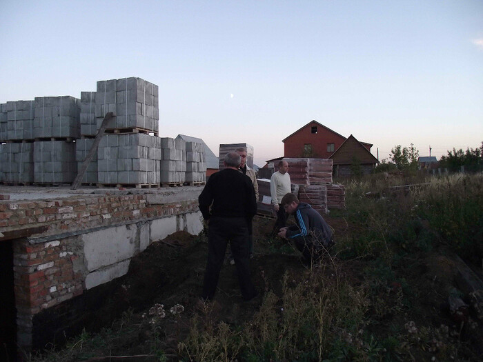 Обсуждаем строительство со специалистами))) Я вон тот очкарик на кортанах, мне тут 28лет.