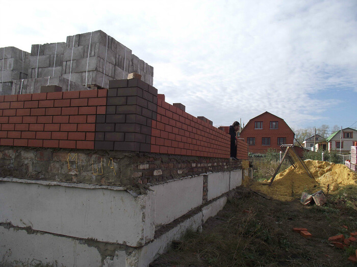 Самый главный специалист среднеазиатский приехал. Обсуждаем. Коричневые кирпичи на кладке это не что иное как планирование оконных проемов. Ходим вокруг дома и планируем. Мурад ходит ставит кирпичи, а я смотрю со стороны будет ли смотреться...