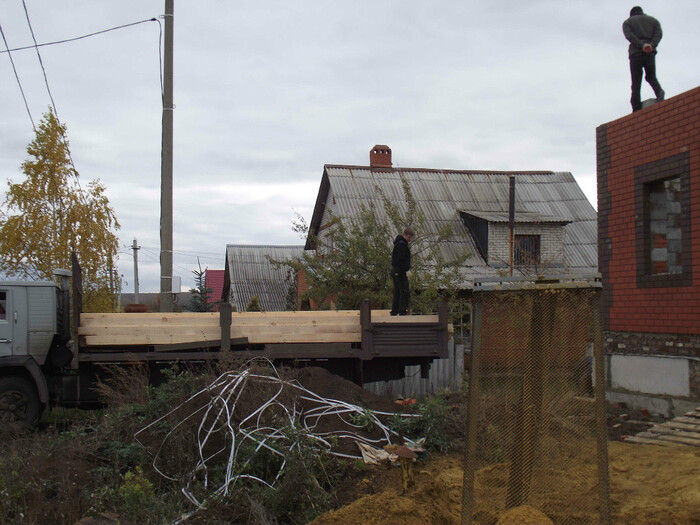 Заказал брус для перекрытий, привезли без разгрузки. Начал разгружать.