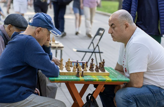 Battle of the minds. Which is better? - My, The photo, Homeland, Picture with text, Photo on sneaker, Beginning photographer, Russia, It seemed, Sight, Street photography, Photographer, City walk, The park