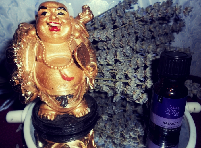 Золотой мужик на зеркале с лавандой