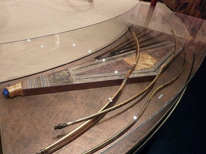 Лук из гробницы Тутанхамона, который был использован как референс для росписи