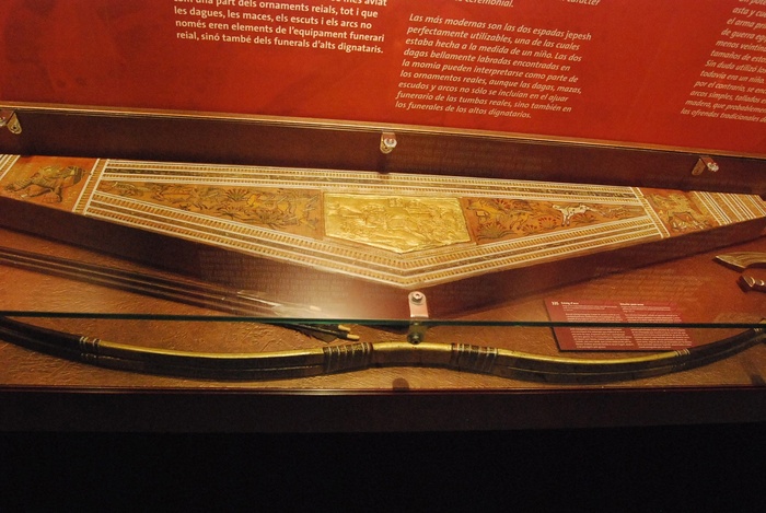 Лук из гробницы Тутанхамона, который был использован как референс для росписи