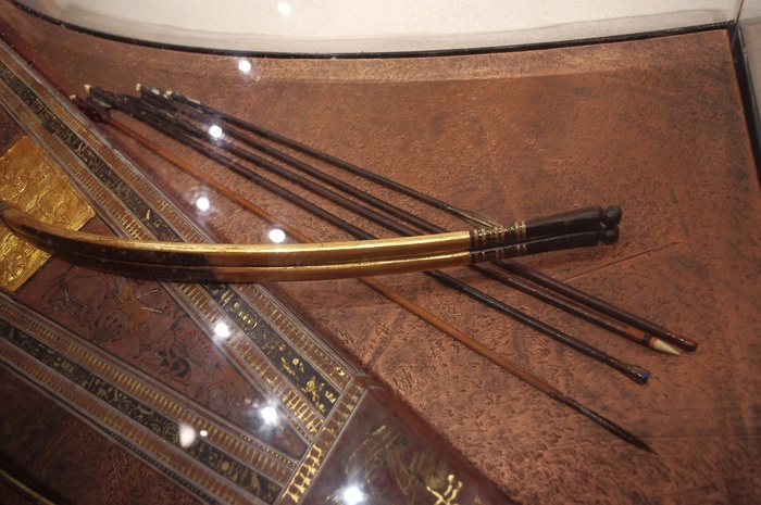 Лук из гробницы Тутанхамона, который был использован как референс для росписи
