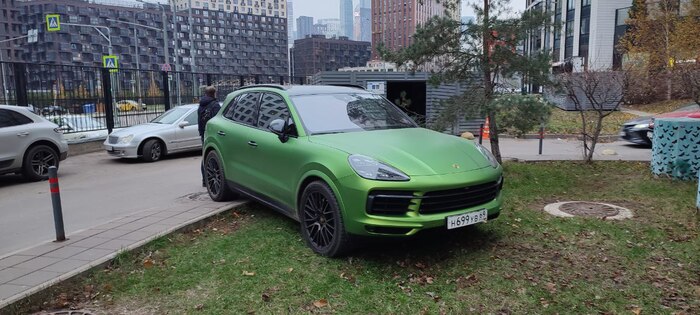 Мешает проходу пешеходов, так как тротуар очень узкий