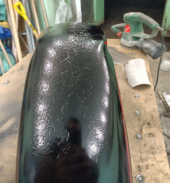 Ступень из лака попытался сгладить растворителем для создания переходов.. Этот растворитель вспучил лак и поднял базу.