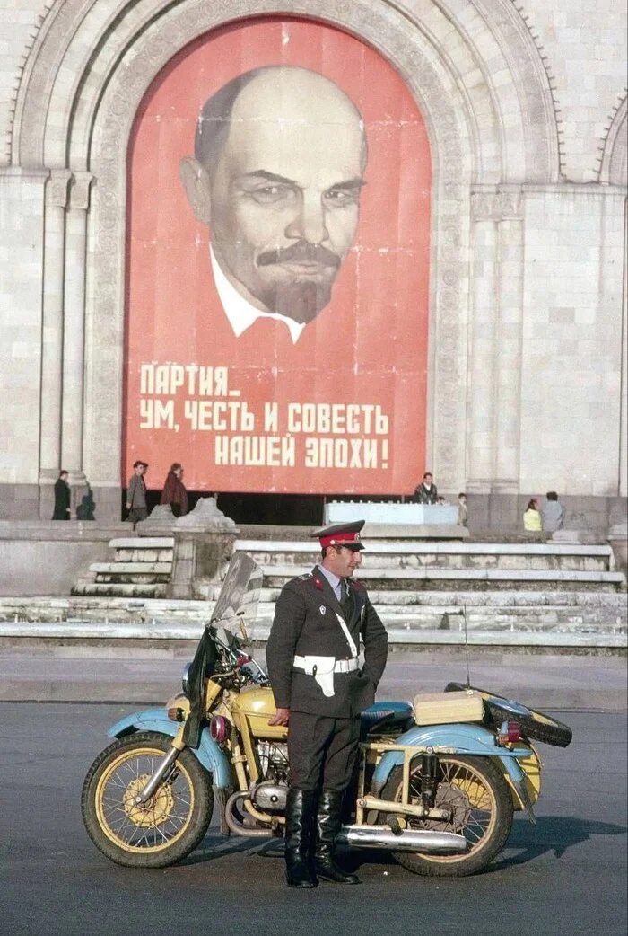 Пост принял - СССР, Сделано в СССР, Детство в СССР, Молодежь, Молодость, Ностальгия, 80-е, Сотрудники, Гаи, Мото, Форма, Фотография, Старое фото, Ереван, Армения, Telegram (ссылка)