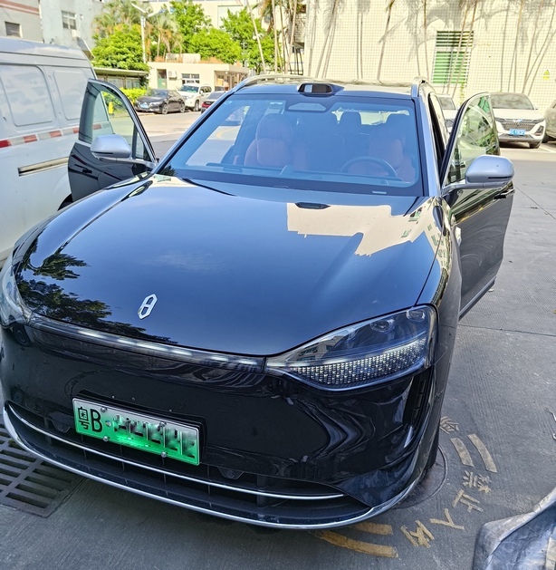 Gives massage, turns into bedroom and drives himself – I took a ride in a Huawei car - My, China, Chinese, Chinese goods, Auto, Electric car, Huawei, Chinese cars, Video, Vertical video, Longpost