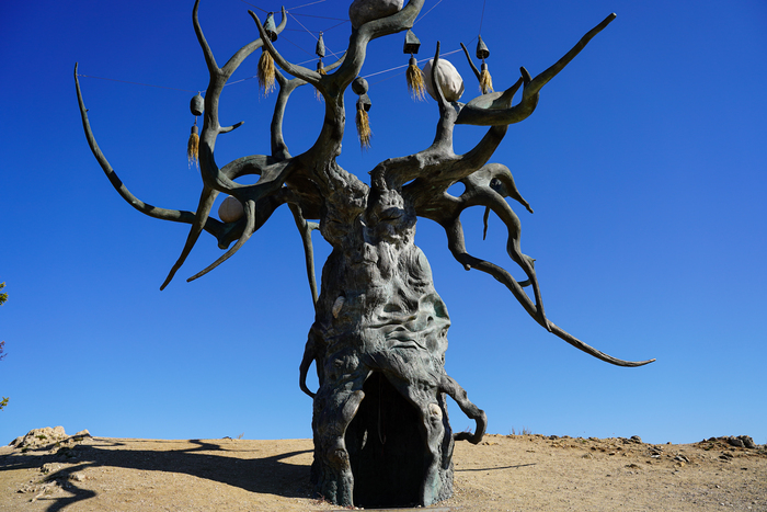 Скульптура «Хранитель Байкала» на пути к Узурам