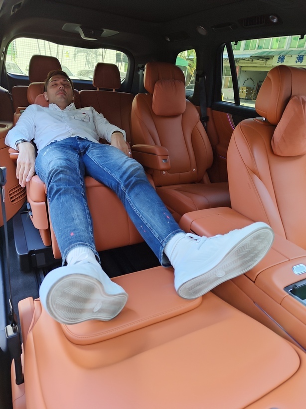 Gives massage, turns into bedroom and drives himself – I took a ride in a Huawei car - My, China, Chinese, Chinese goods, Auto, Electric car, Huawei, Chinese cars, Video, Vertical video, Longpost