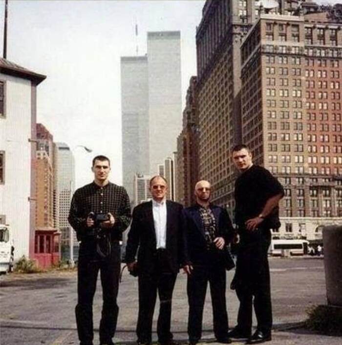 Украинские криминальные авторитеты со своими личными телохранителями - братьями Кличко. Нью-Йорк, 1996 год.