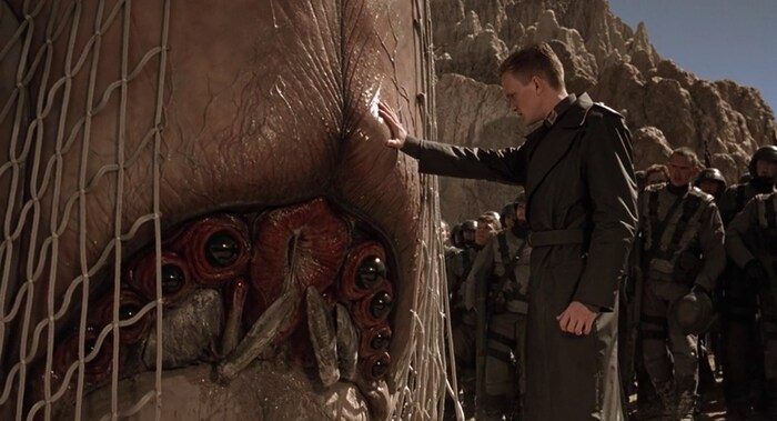 ТС слушает, что говорит любимая, чтобы передать её слова родителям