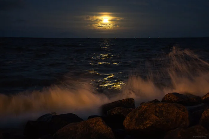 Such a different Moon... November - My, The photo, Saint Petersburg, moon, Sunset, The Gulf of Finland