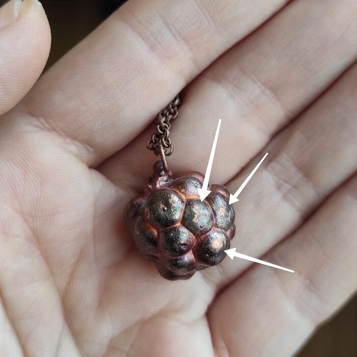 Стрелками указаны места, где патина немного стерлась от контакта с кожей (этот кулон отжала Татка в 2020-м и носит его до сих пор).